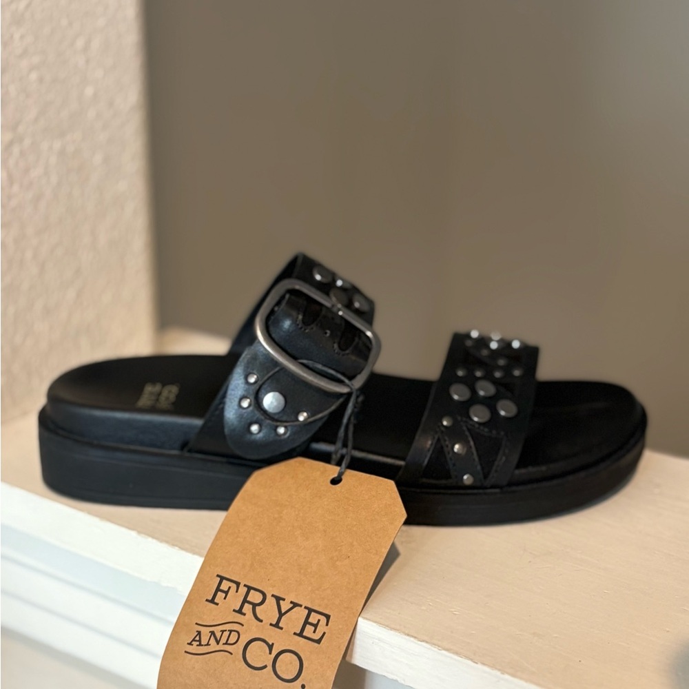Frye & Co. Castella Women’s Black Sandal Size 6 Gun Metal Studs Adj. Strap NIB - Picture 2 of 10